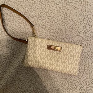 NWOT MICHEAL KORS wristlet